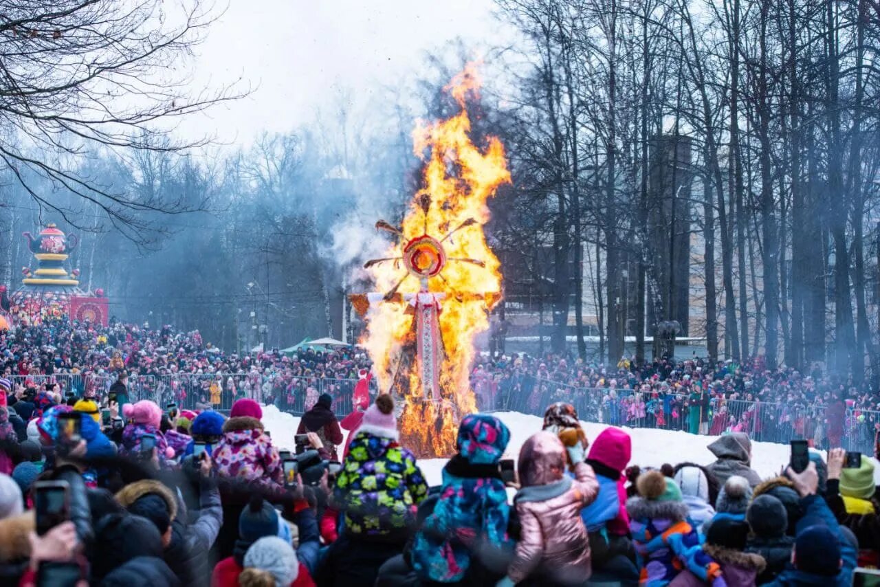 Масленица в энгельсе на площади. Масленица в Химках. Химки Масленица парк Толстого. Масленица в парке Толстого Химки. Масленица парк Дубки Химки.