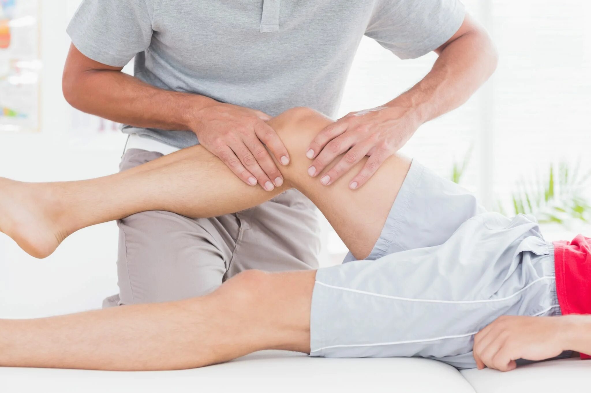 Лечение коленных суставов врач. Прием ортопеда. Травматолог ортопед. Ортопедический массаж. Массаж при ревматоидном артрите.