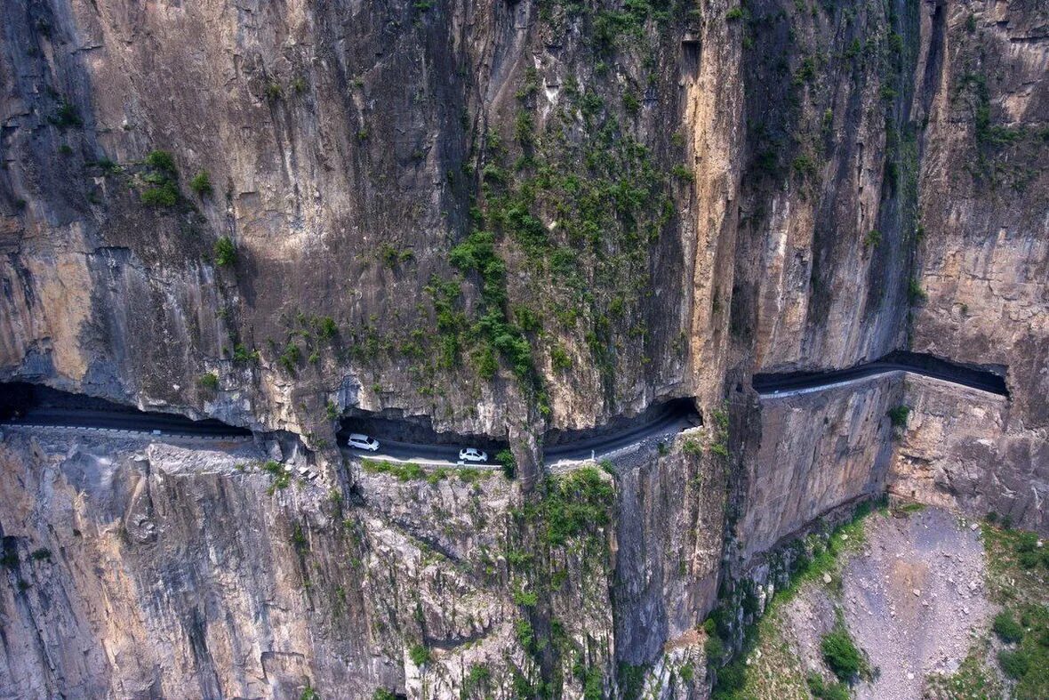 Рокамадур франция. Город кастельфольит-де-ла-рока испания. Деревня на отвесных скалах. Франция город рокомамадур. Гора лукаут.