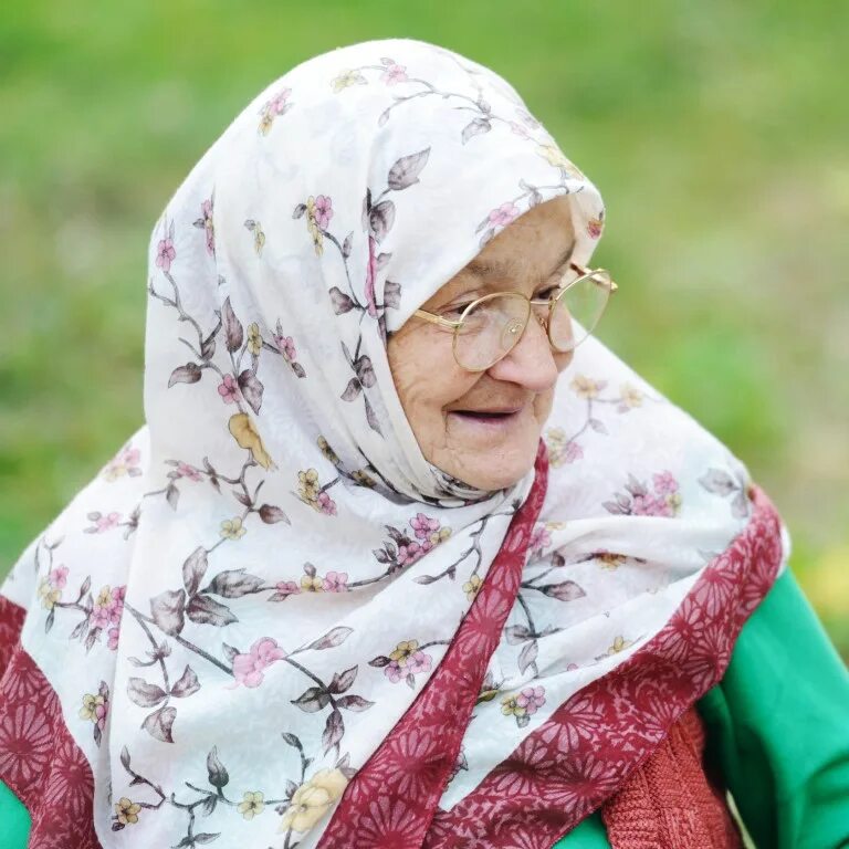 Мусульманская бабушка. Пожилая женщина в платке. Бабушка в платочке. Старушка в платке. Старуха в платке.