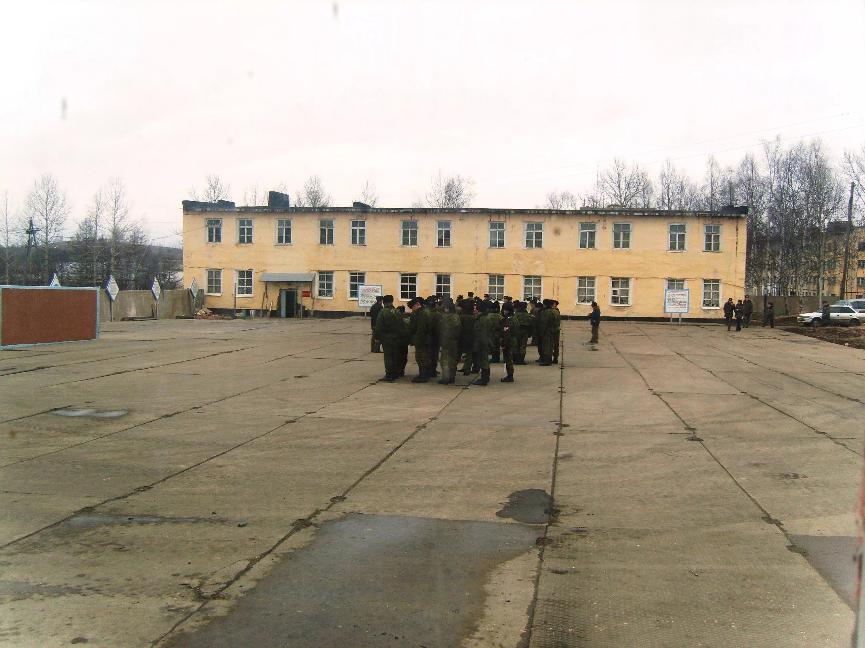 Плац фото. Плац в военной части. Строевой плац. Плац военной части в Сибири. Заброшенная Военная часть плац.