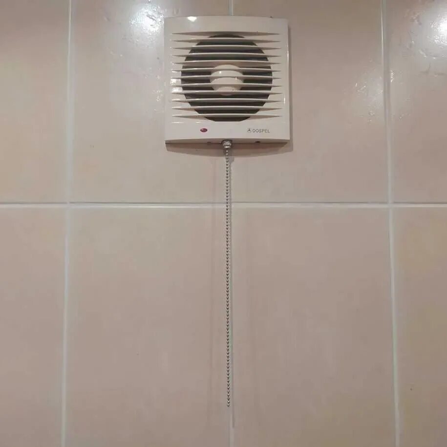 Вытяжка с обратным для туалета. 110 Труба под вытяжной вентилятор в ванной. Вытяжной вентилятор для ванной и туалета на 3 квадр-м. Вентилятор вытяжной DICITI Parus. Канальный вытяжной вентилятор для ванной комнаты.