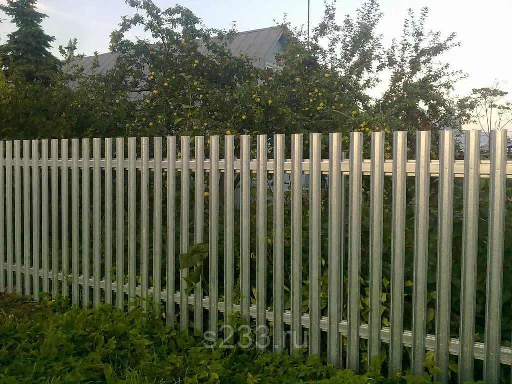 Забор из евроштакетника 100 мм. Мет.штакетник 1700мм Олимп премиум. Забор из евроштакетника 1.2 метра. Забор из евра штокетника.