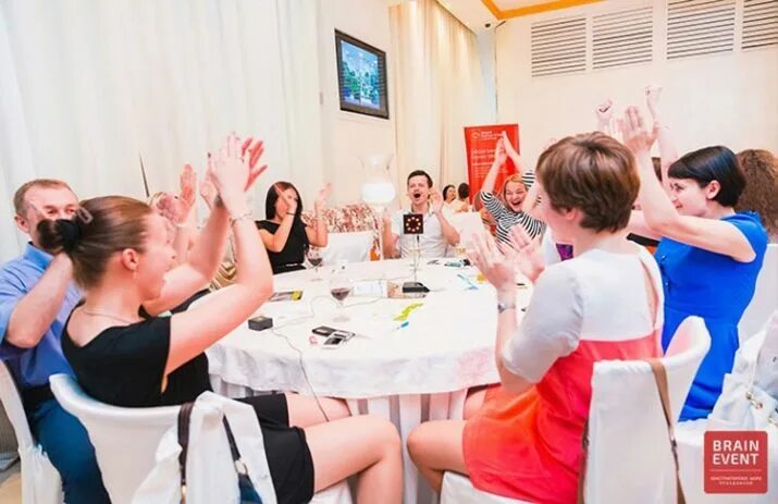 Застольные игры на юбилей женщине. Застолье конкурсы за столом. День рождения корпоратив. Конкурсы на др за столом. Конкурсы для корпоратива в кафе.