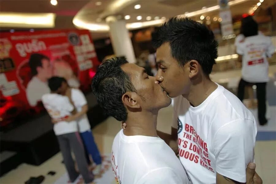 Сколько длится поцелуй. Рекорд самый долгий поцелуй. Рекорд Гиннесса поцелуй. Мировой рекорд по поцелуям. Однополые пары в Тайланде.