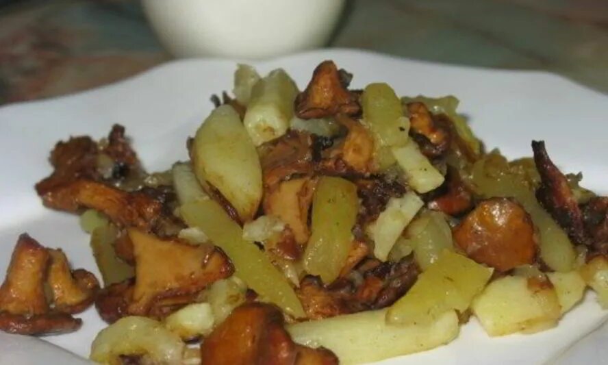 Картошка жареная с грибами шампиньонами. Рецепт картошки жаренной с грибами. Картошка с шампиньонами на сковороде. Рецепт картошки жаренной с грибами. Жареная картошка с маринованными грибами.