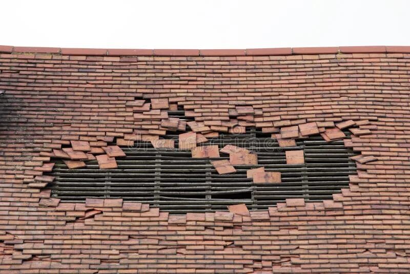 Дыра в крыше. Hole in the roof. Hole in the roof. Сидя на крыше. Плохая крыша.