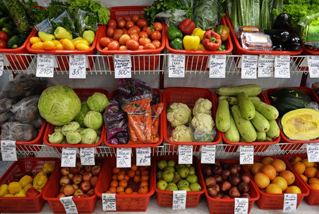 Овощи и фрукты на рынке. Овощи на рынке. Овощи в магазине. Прилавок с овощами и фруктами на рынке.