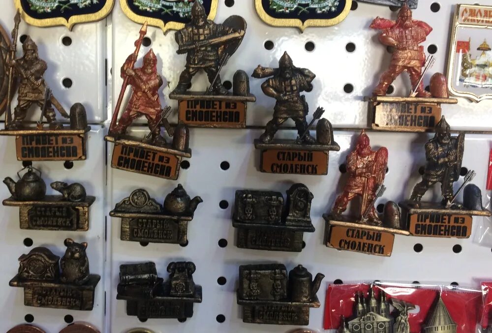 тарелочки с городами. наша продукция. полка под сувенирные тарелки. интернет магазины города смоленска. доброцен игрушки.