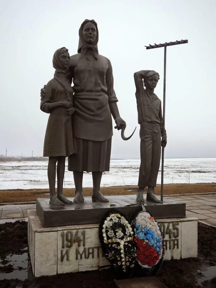 Памятник вдове и матери солдата Белгородская область. Памятник вдове и матери солдата Бобровы дворы Белгородской области. Памятник матери солдата ВОВ. Памятника «вдове и матери солдата посвящается» верхняя Салда. Памятник вдовам