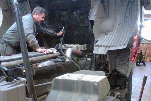 Моторное масло в двигателе. Моторные масла для грузовых автомобилей. Ман замена масла. Ман замена масла. Механик в масле.