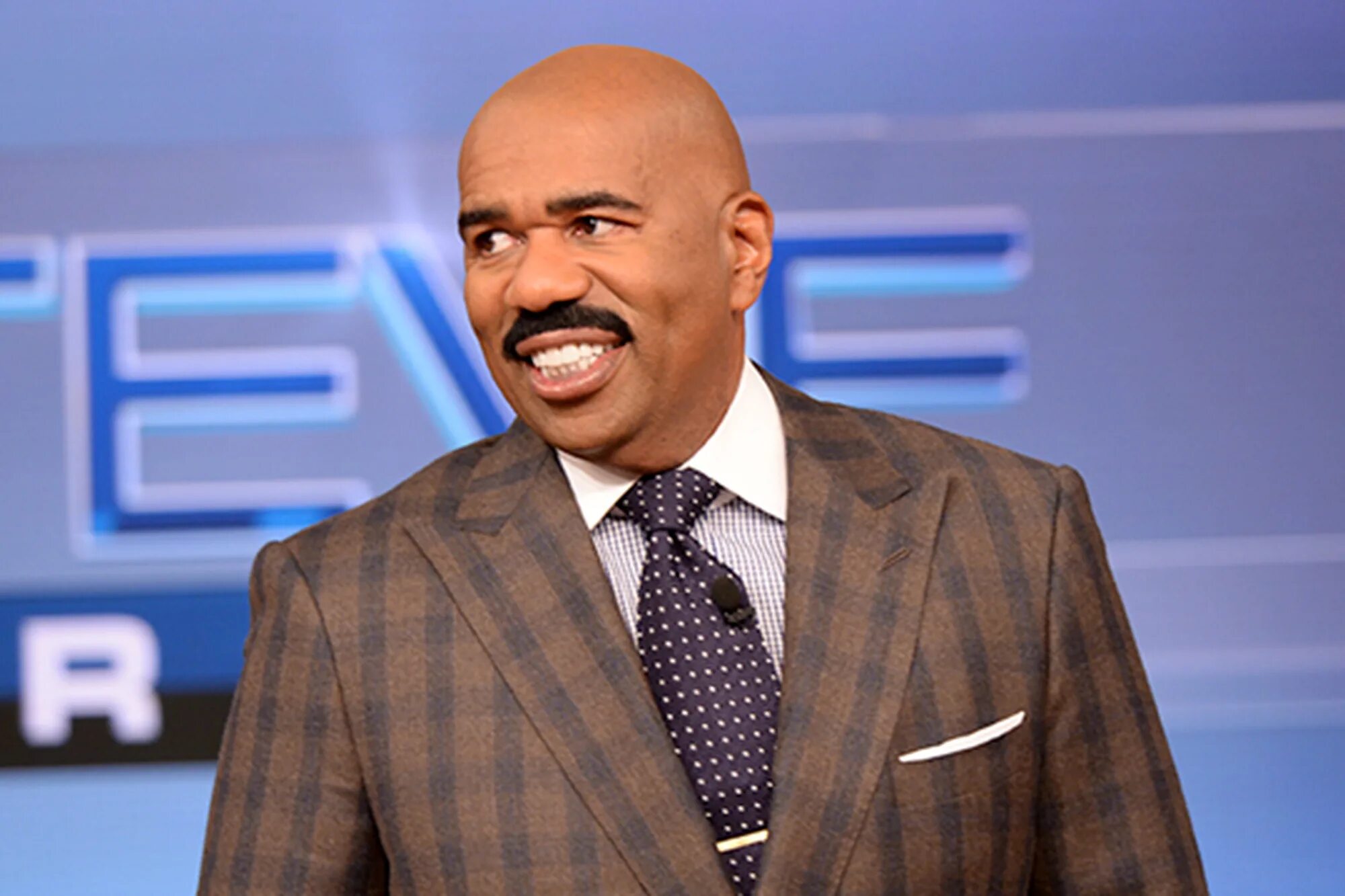 Steve Harvey. Стив Харви ведущий. Steve Harvey шоу. Steve Harvey 2022. Чернокожий ведущий