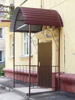 Козырек над входом многоквартирного дома