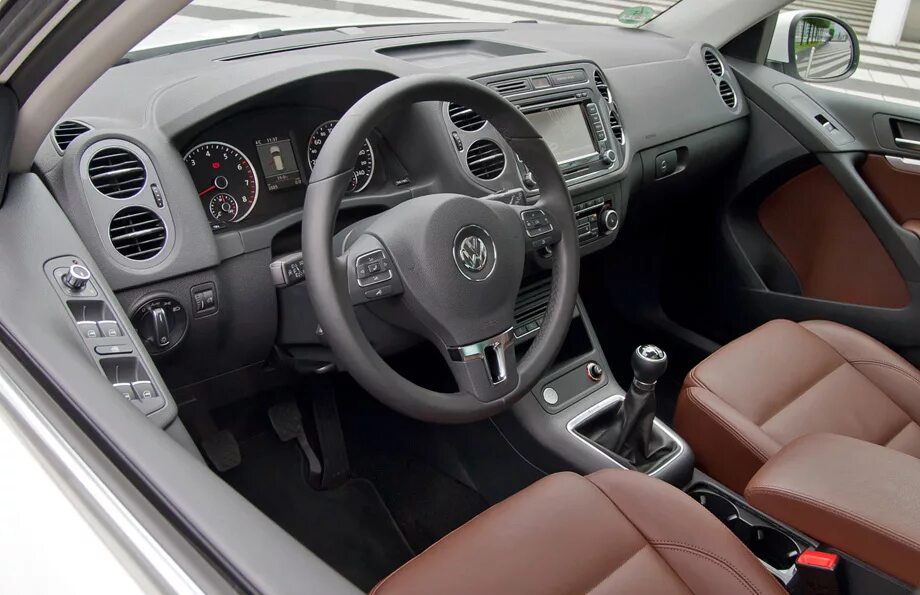 VW Tiguan торпеда 2013. Фольксваген Тигуан салон механика. Фольксваген Тигуан 2012 салон. Volkswagen Tiguan 1 Рестайлинг салон.