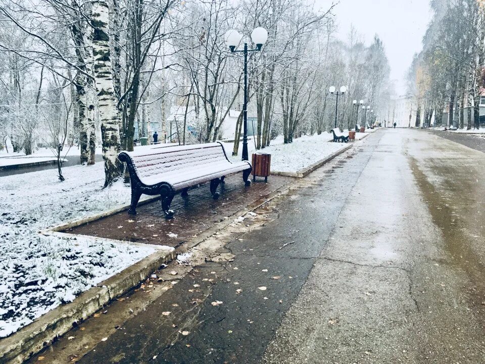 Выпал первый снег. Первый снег первый май. Снег в мае прикольные. Смешные надписи на снегу. Первый снег в городе.
