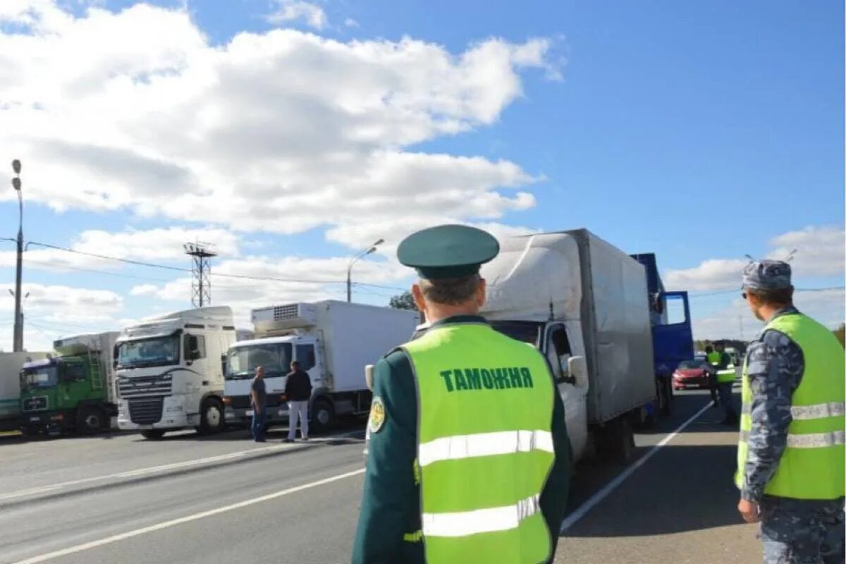 Таможенный осмотр. Досмотр груза на таможне. Нахождение товаров под таможенным контролем. Зона таможенного контроля. Таможня в аэропорту.