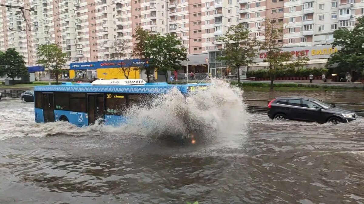 Москва ливень сейчас. Наводнение в москве. Затоп москвы. Потоп в москве. Наводнение в москве.