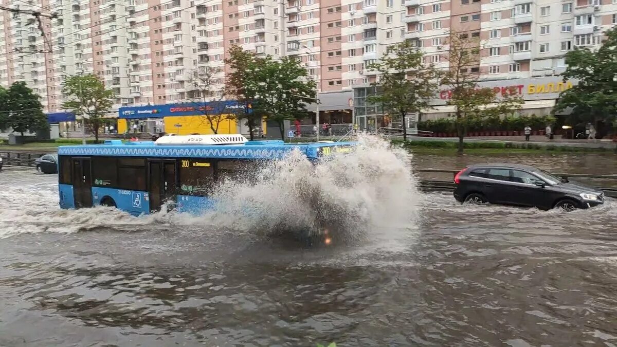 Штормовая погода в москве. Ливень в Москве 28 06 2021. Ливень в Москве 28 июня. Метро затопило в Москве 2021. Потоп в Москве.