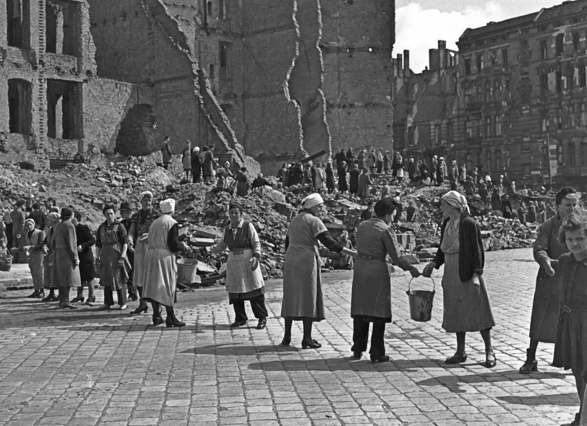 Германия после войны 1945. Германия в 1945 после второй мировой войны. Восстановление Берлин июль 1945. Восстановление Германии после второй мировой войны. Тяжелое послевоенное время