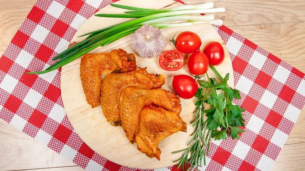 Варить куриные крылья. Крылья куриные копченые. копченые куриные крылышки. куриный крылышка капчённый. крылышки горячего копчения.