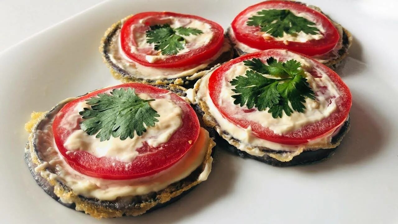 Баклажаны с помидорами и чесноком на сковороде. Баклажаны с чесноком и майонезом и помидорами. баклажаны жареные с чесноком и майонезом и помидорами. баклажаны с майонезом и помидорами. баклажаны с майонезом и чесноком.
