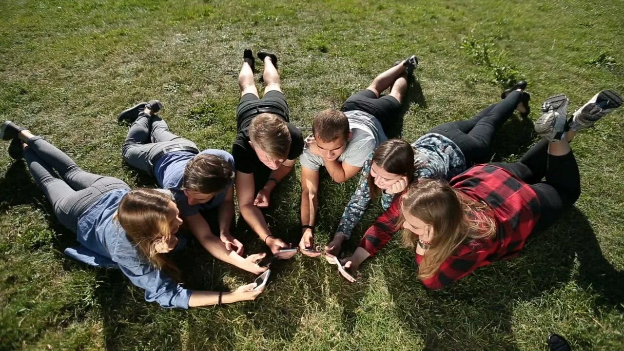 Полное видео подростков. Интересные видео для подростков. Молодежь лежит на траве. Подростки 16 17 лет фото в кругу. Фотосессия групповая класса на траве лежа.