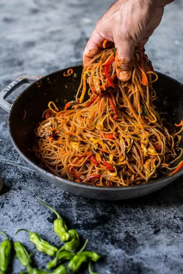 Лапша по корейски рецепт. Stir Fry корейская лапша. Китайские спагетти. Корейская лапша из спагетти. Спагетти по корейски.