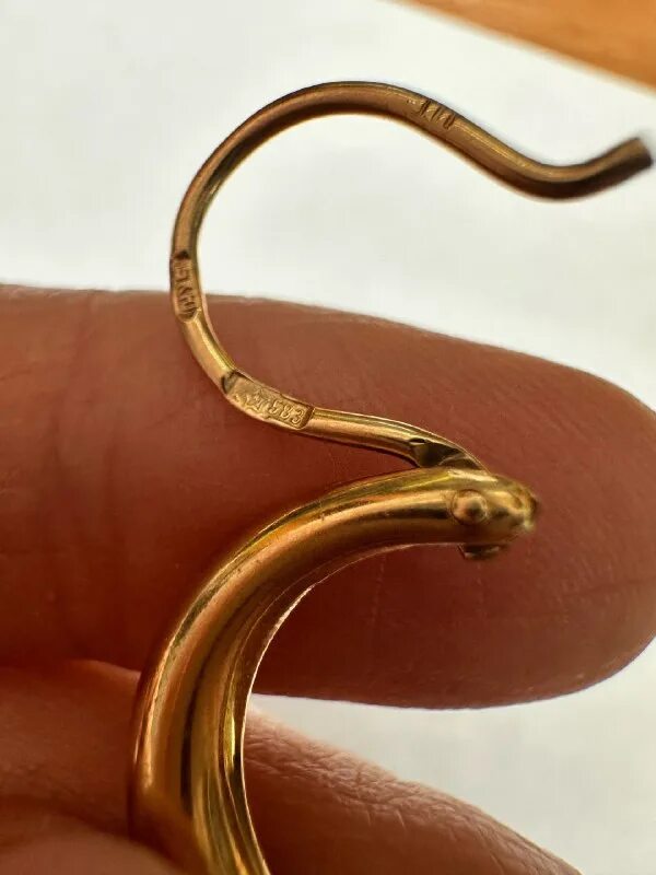 Несколько пар серег высохнул на солнце. Старинный мальтийский крест купить. Высыхнуть или высохнуть. Кулон черная луна лилит. Камень ом для бижутерии.