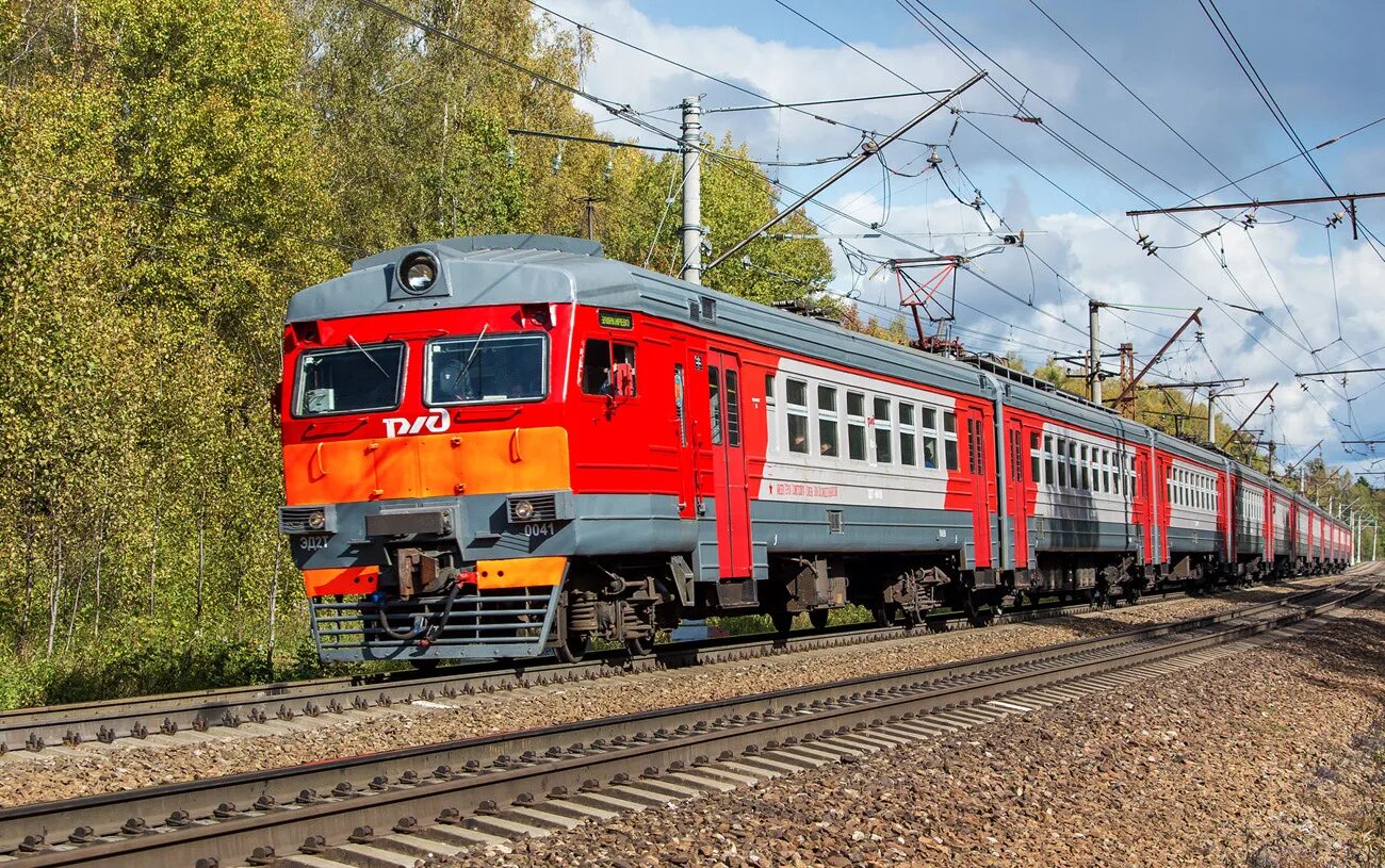 Эпл9т электропоезд. Электричка Пушкино Арсаки. Электричка Бужаниново Москва. Электрички Арсаки Тайнинская. Электрички пушкино тайнинская