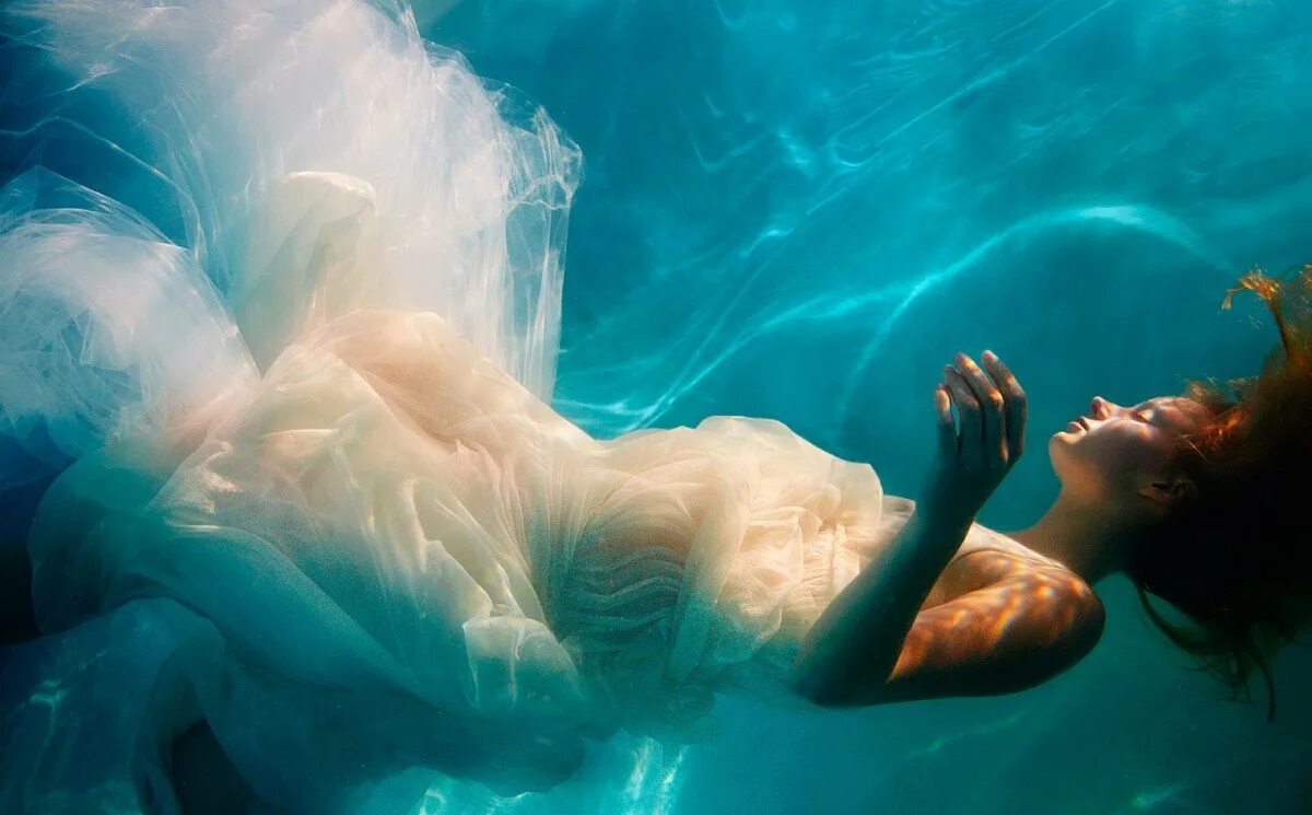 Девушка под водой. Фотосессия под водой. Девушка тонет в воде. Фотосессия в воде. Девушка в воде 18