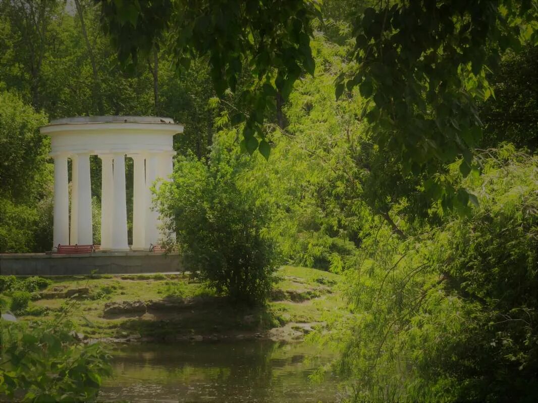 Харитоновский сад. Ротонда Харитоновский парк. Харитоновский парк Екатеринбург. Ротонда в Харитоновском парке Екатеринбург. Харитоновский сад Екатеринбург летом.