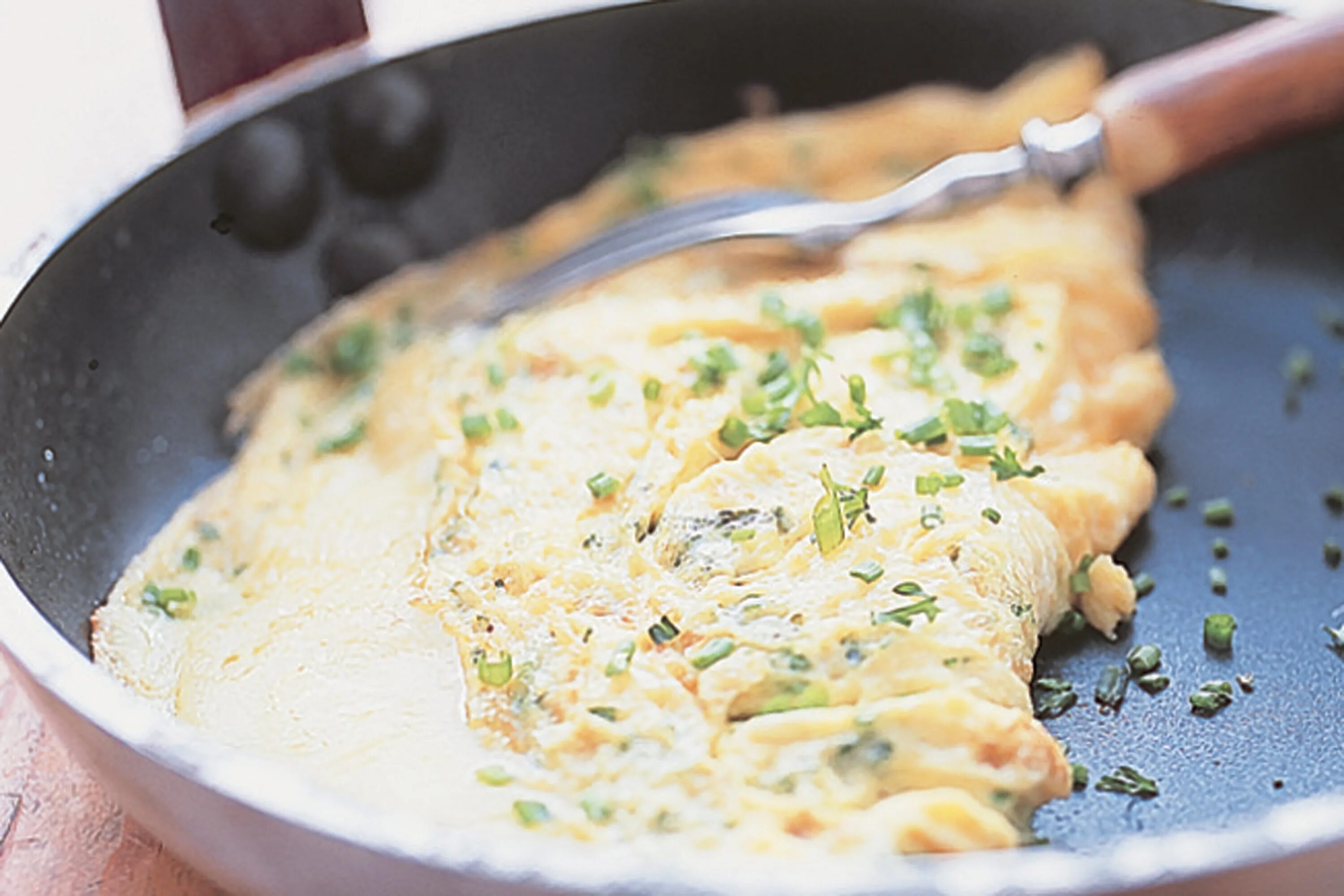 омлет на одну порцию. омлет на сковороде с молоком. омлет жареный. яичный омлет. омлет с сыром чеддер.