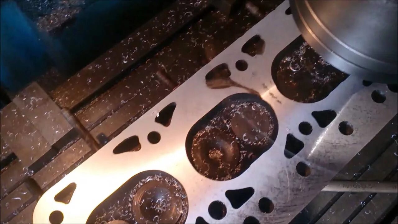 Фрезеровка плоскости блока цилиндров. Фрезеровка коллектора выпускного. Фрезеровка головки блока цилиндров. Шлифовка гбц ваз 2107. Фрезеровка на цилиндре.