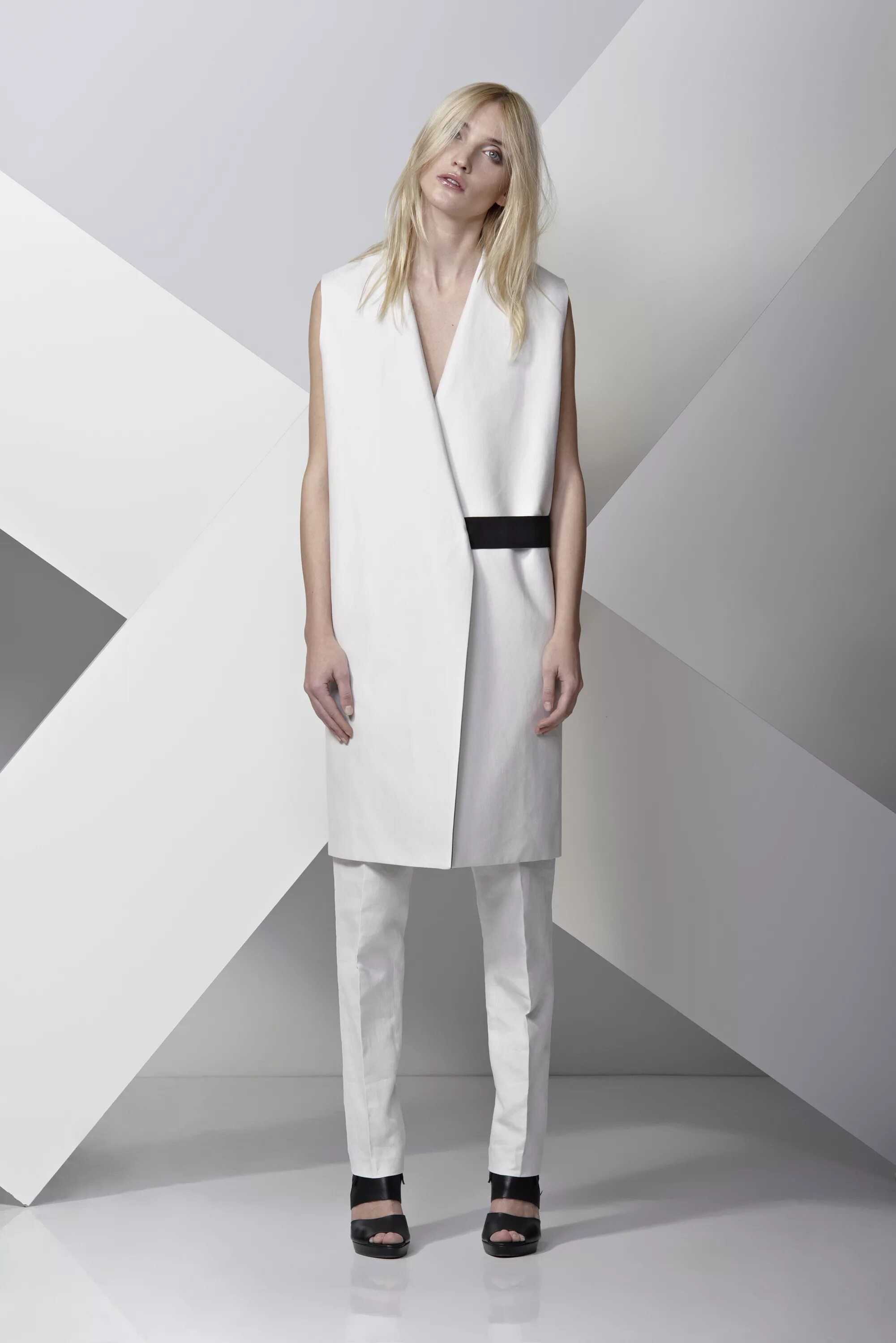 минимализзонт в одежде. стиль минимализм в одежде. образы в стиле минимализм. минимализм в одежде. стильный минимализм в одежде.