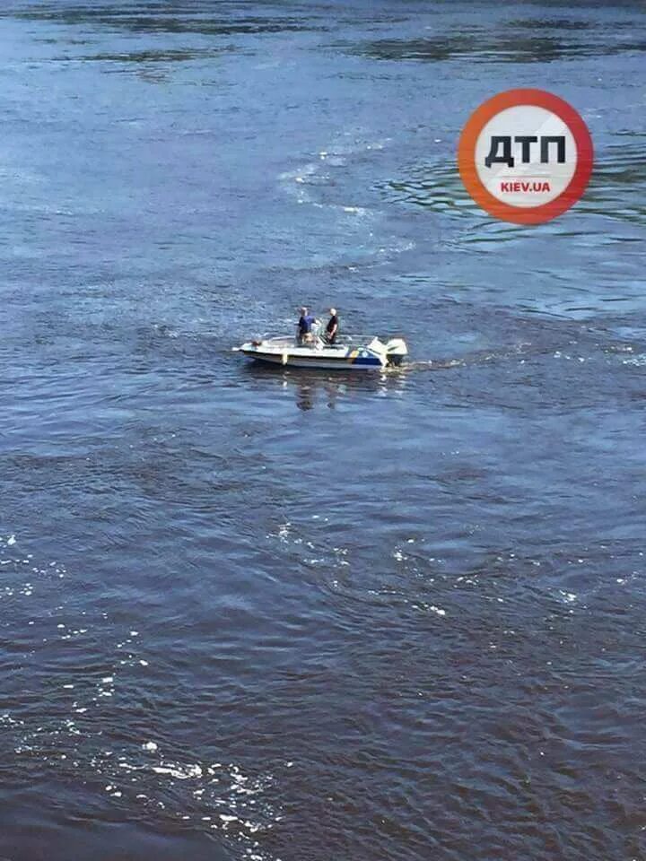 Затонувший Киев. Финские школьники плавают на лодке. Днепр утонула