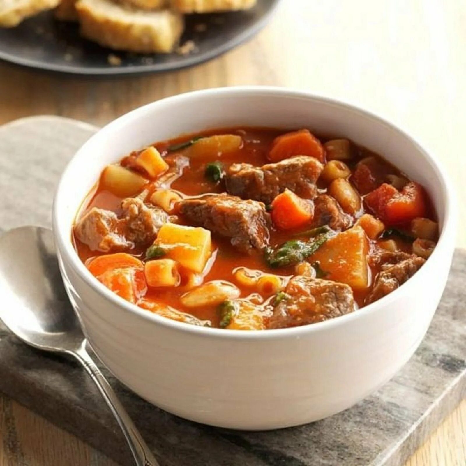 Суп гуляш Айнтопф. Beef Stew тушенка. Говядина тушеная с овощами. Тушеное рагу из овощей с мясом.