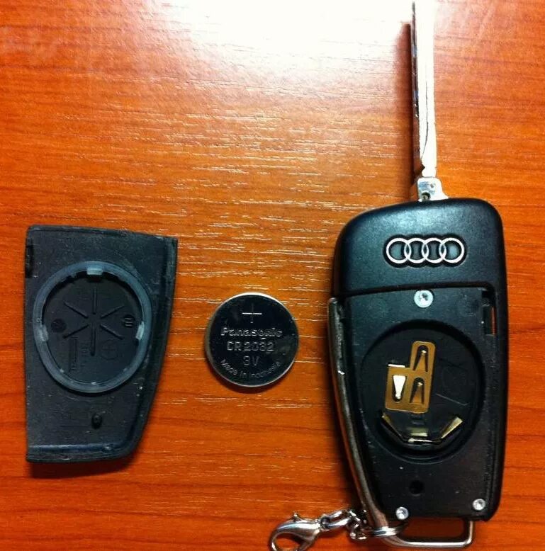 Ключи а6 с5. Батарейка в ключ Ауди q7. Ауди а6 с5 батарейка в ключ. Ауди а6 с4 батарея в Ключе. Батарейка ключа Audi q3.