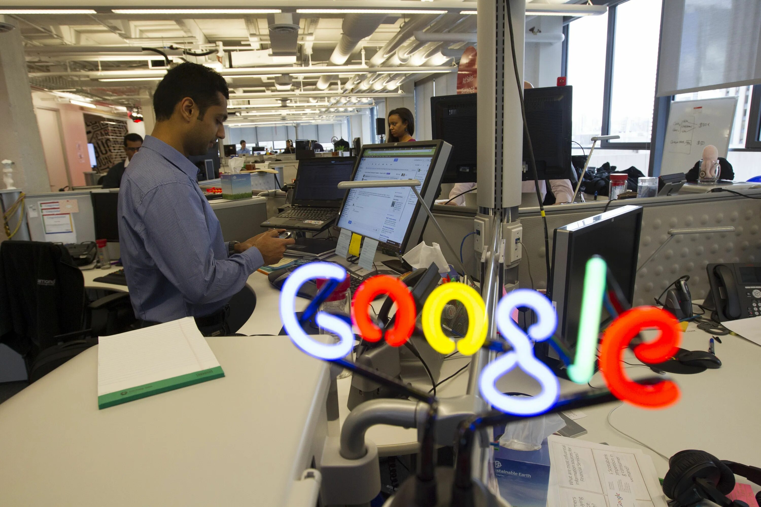 Гугл самый мощный нация. Компания гугл. Программист гугл. Сотрудники Google. Сотрудники компании гугл.