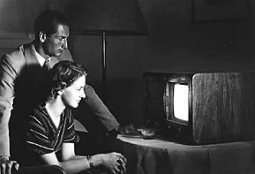 Телевизор 30 годов. Телевидение в Германии 1935. Телевизоры 30-х годов. Телевидение в Германии 30-х годов.