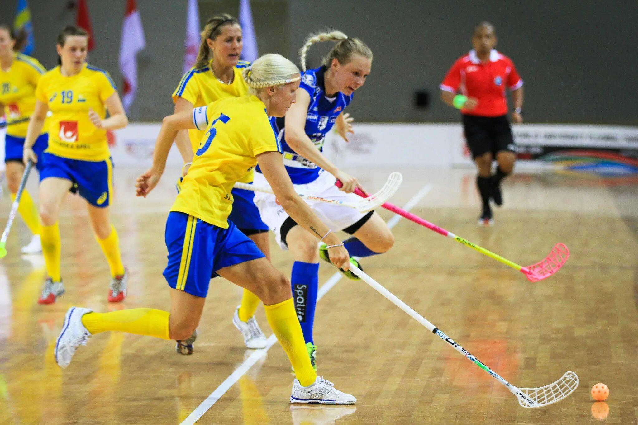 Floorball. Сборная Швеции по флорболу. Флорбол Швеция. Флорбол это вид спорта. Флорбол игра.