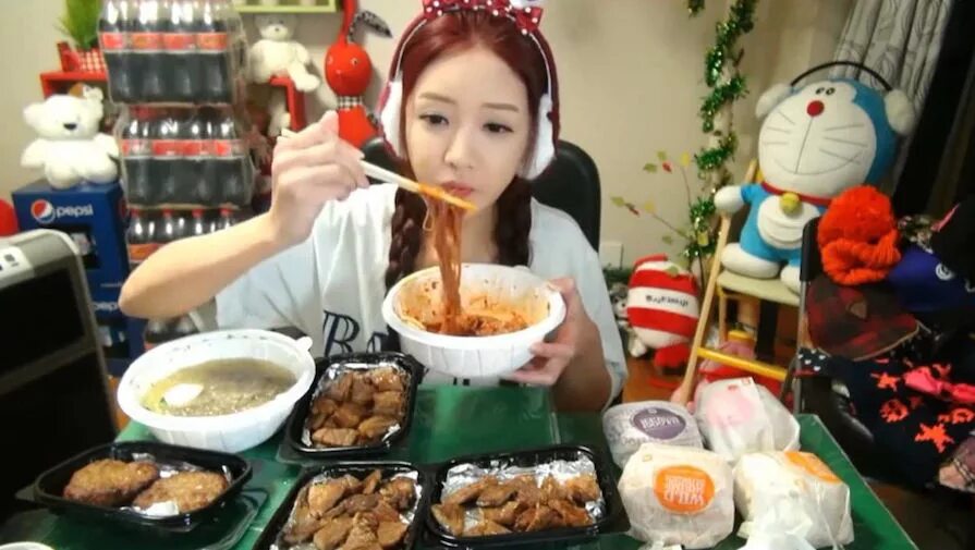 Кореянка с едой. Поедание пищи Корея. Кореянка которая много ест. Китайцы и корейцы едят на камеру. Едят на камеру как называется