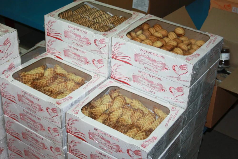 Сколько весит коробка печенья. Большие коробки печенья. Печенье в коробке. Печенье развесное в коробках. Кондитерская продукция в коробках.