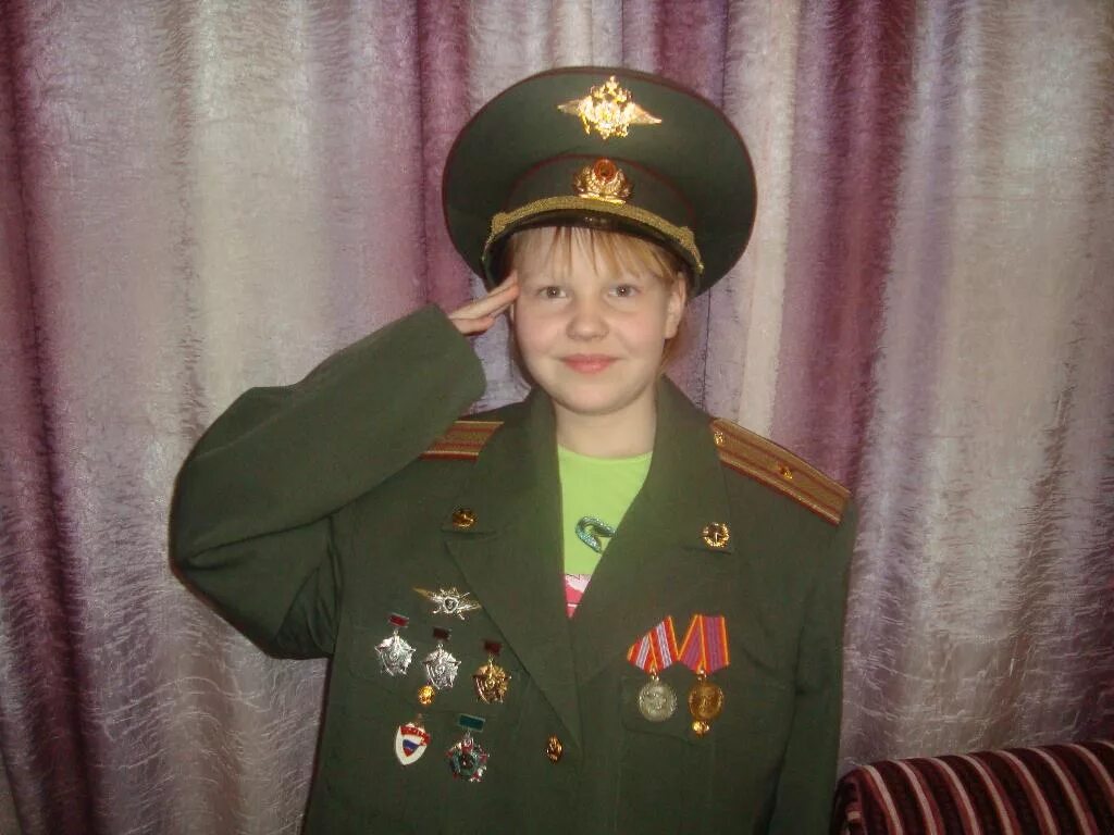 Мальчик в военной форме. Дети в военной форме. Детская фотосессия к 9 мая. Ребенок отдает чкстьна параде. Малыш в военной форме.