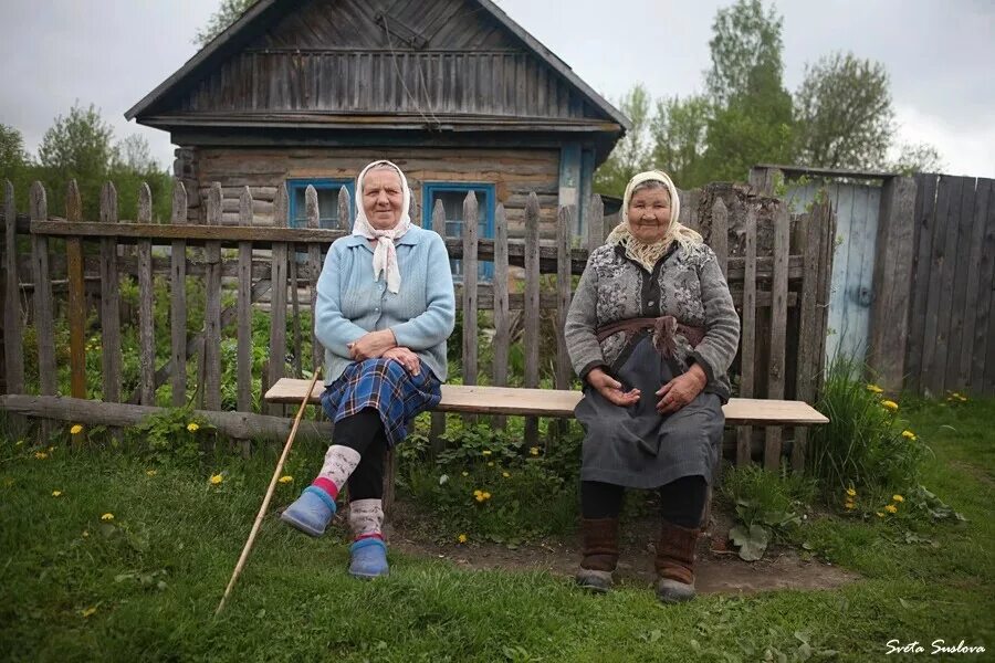 Гриша отдыхает у дедушки в деревне грушевка. Деревенская бабушка. Бабушка в деревне. Старушка в деревне. Бабушки на лавочке в деревне.