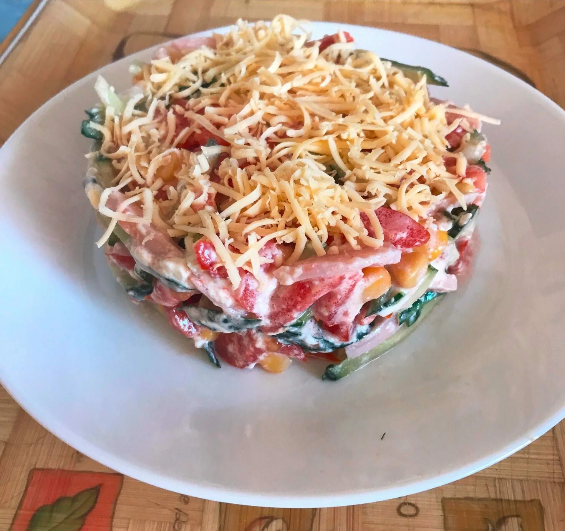 Салат русская красавица с ветчиной. Салат красавица с ветчиной. Салат русская красавица ингредиенты. Салат красавица с курицей и ветчиной помидорами сыром сверху. Салат красавица с ветчиной.