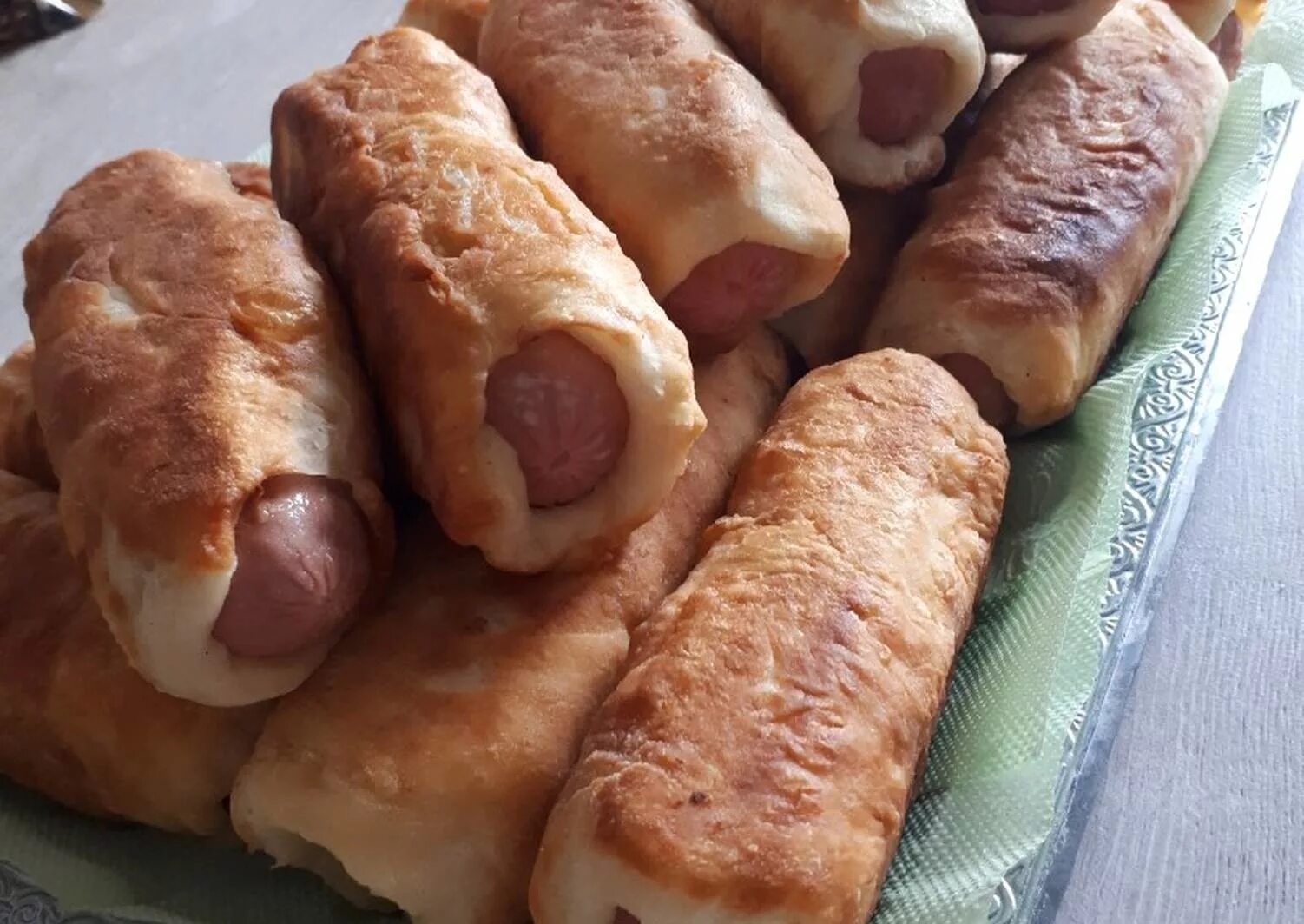 сосиски в тесте жареные на сковороде. сосиски в тесте жаренны. красивые сосиски в тесте. сосиски в тесте из дрожжевого теста. колбаска в тесте.