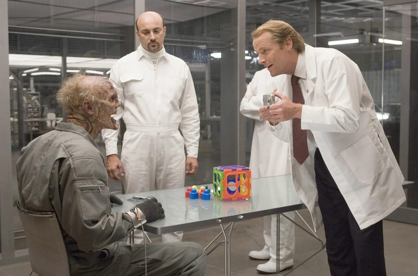 Прометей фильм 2012 чужой. Больница sci fi art. Бакстер стокманн 2003 эволюция. Химера (винченцо натали, 2009). Ученый создал мутанта.