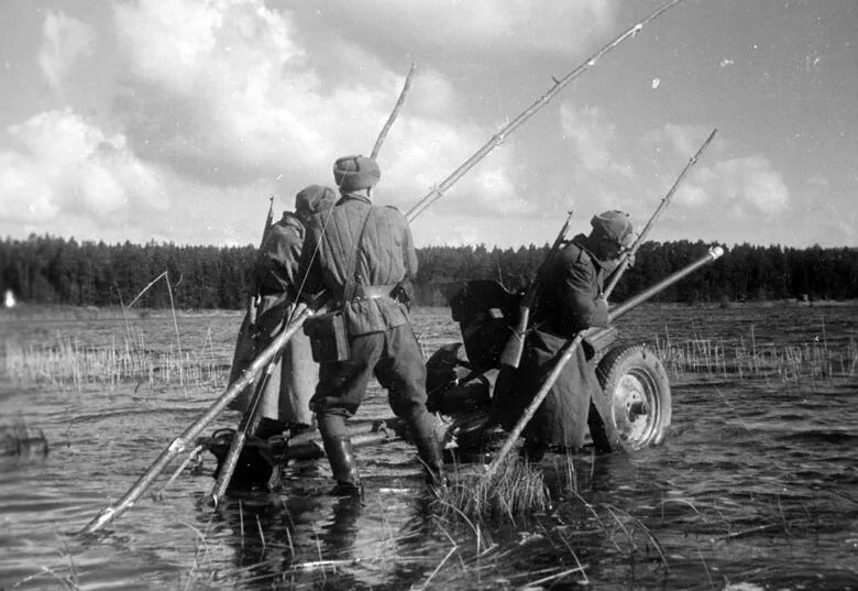 Одер в устах поляка. Форсирование реки висла 1944. форсирование реки одер в 1945. река одер 1945. одер река форсирование реки.
