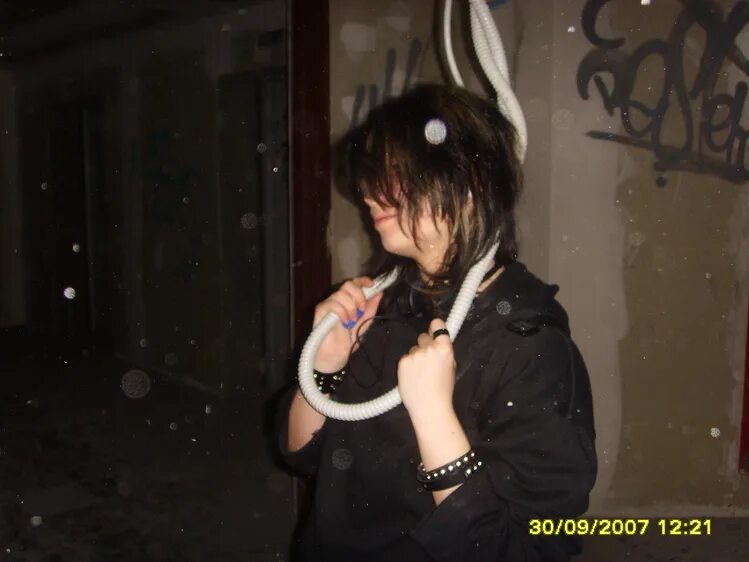 Земфира повесица. Повешенный полицейский. Повесица текст. Что такое суецыц. Шутки про веревку.