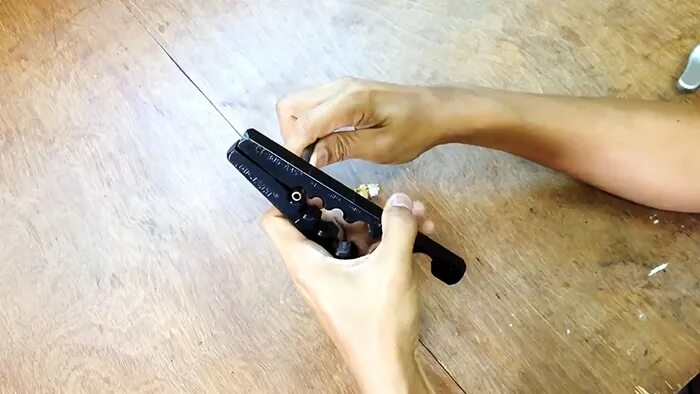 Как снять кольцо с отекшего пальца. Кольцо застряло на пальце. Снятие старых обоев. Снять что делали. Снять кольцо с опухшего пальца.